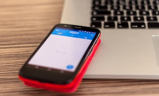 Handy mit Skype-App auf Laptop