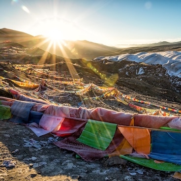Tibetanische Gebetsbänder mit Berg im Hintergrund